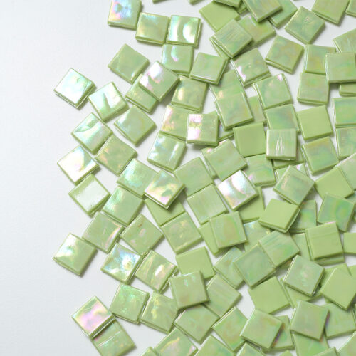 Mosaikshop Schweiz - Mosaiksteine| Perlglas - irisée - opak - hellgrün - 15x15mm |  EO31-15